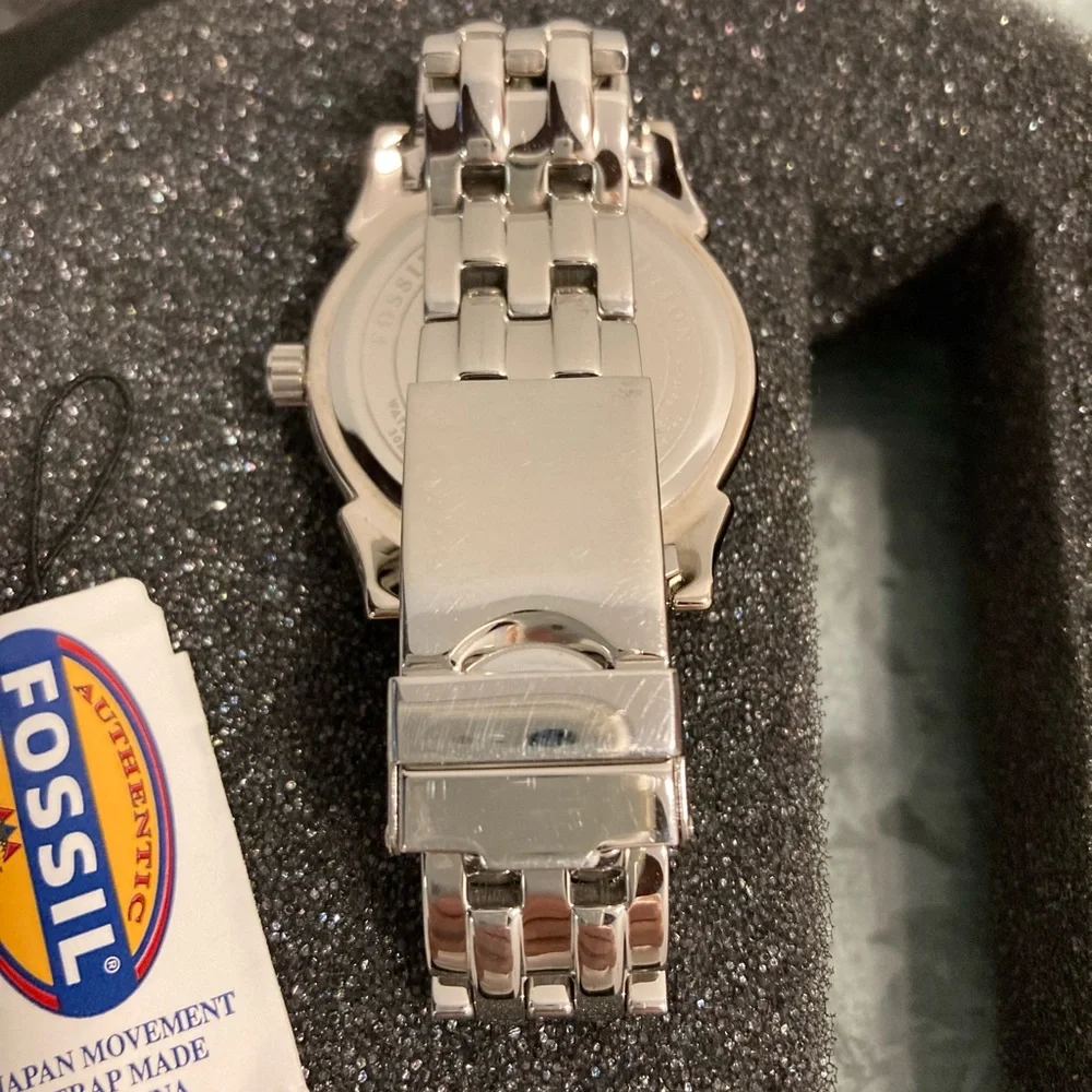 Fossil Snoopy Limited Edition Watch - Picture 7 of 15